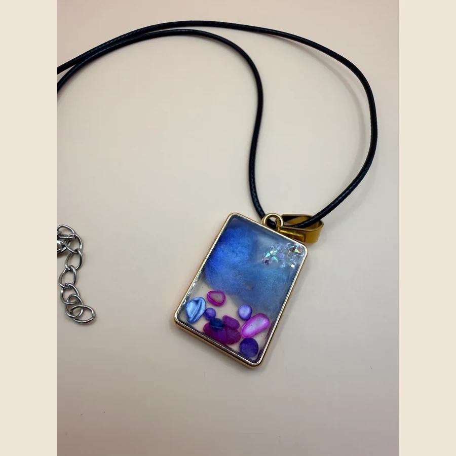 Deze handgemaakte ketting van By Jaike is een uniek sieraad met een persoonlijke en creatieve uitstraling. Geen massaproductie, maar een klein cadeautje met aandacht en liefde gemaakt. Perfect om zelf te dragen, maar ook superleuk om cadeau te geven aan iemand die je wilt verrassen. De ketting is mooi te combineren met verschillende outfits en geeft net dat beetje extra aan je look.