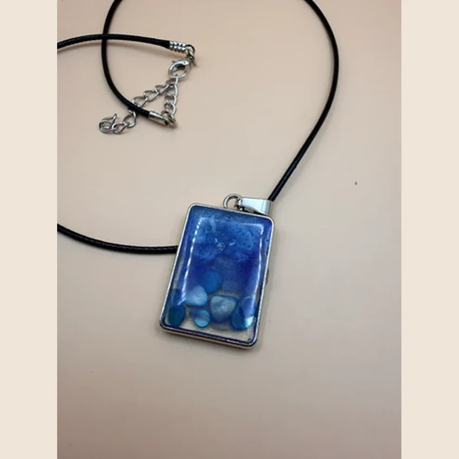 Deze handgemaakte ketting van By Jaike is een uniek sieraad met een persoonlijke en creatieve uitstraling. Geen massaproductie, maar een klein cadeautje met aandacht en liefde gemaakt. Perfect om zelf te dragen, maar ook superleuk om cadeau te geven aan iemand die je wilt verrassen. De ketting is mooi te combineren met verschillende outfits en geeft net dat beetje extra aan je look.