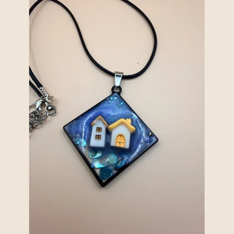 Deze handgemaakte ketting van By Jaike is een uniek sieraad met een persoonlijke en creatieve uitstraling. Geen massaproductie, maar een klein cadeautje met aandacht en liefde gemaakt. Perfect om zelf te dragen, maar ook superleuk om cadeau te geven aan iemand die je wilt verrassen. De ketting is mooi te combineren met verschillende outfits en geeft net dat beetje extra aan je look.