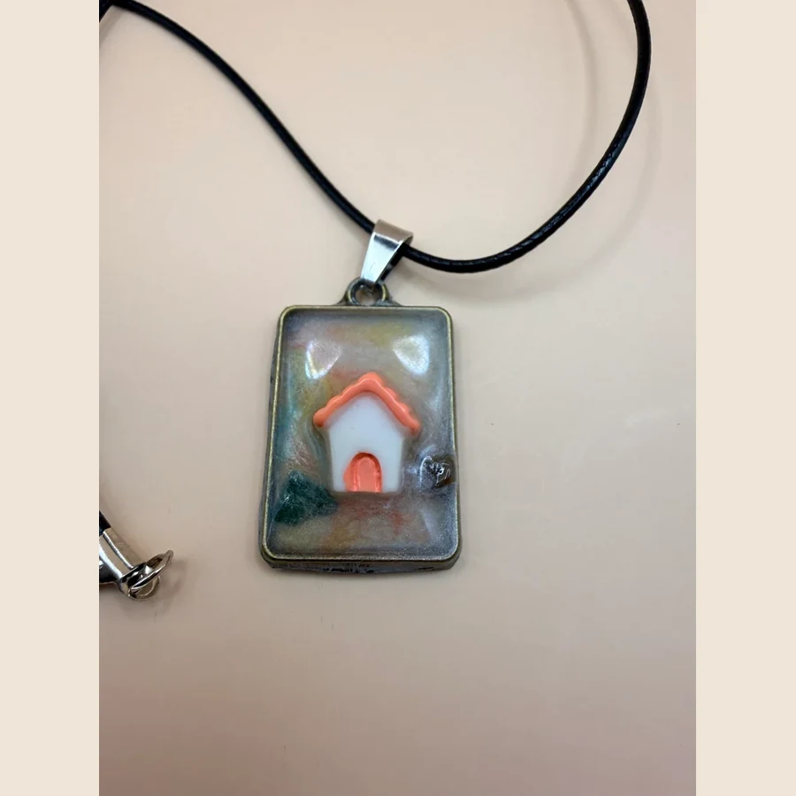 Deze handgemaakte ketting van By Jaike is een uniek sieraad met een persoonlijke en creatieve uitstraling. Geen massaproductie, maar een klein cadeautje met aandacht en liefde gemaakt. Perfect om zelf te dragen, maar ook superleuk om cadeau te geven aan iemand die je wilt verrassen. De ketting is mooi te combineren met verschillende outfits en geeft net dat beetje extra aan je look.