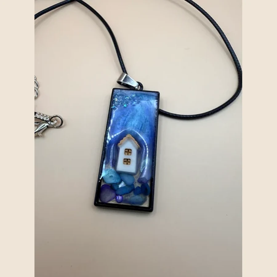 Deze handgemaakte ketting van By Jaike is een uniek sieraad met een persoonlijke en creatieve uitstraling. Geen massaproductie, maar een klein cadeautje met aandacht en liefde gemaakt. Perfect om zelf te dragen, maar ook superleuk om cadeau te geven aan iemand die je wilt verrassen. De ketting is mooi te combineren met verschillende outfits en geeft net dat beetje extra aan je look.
