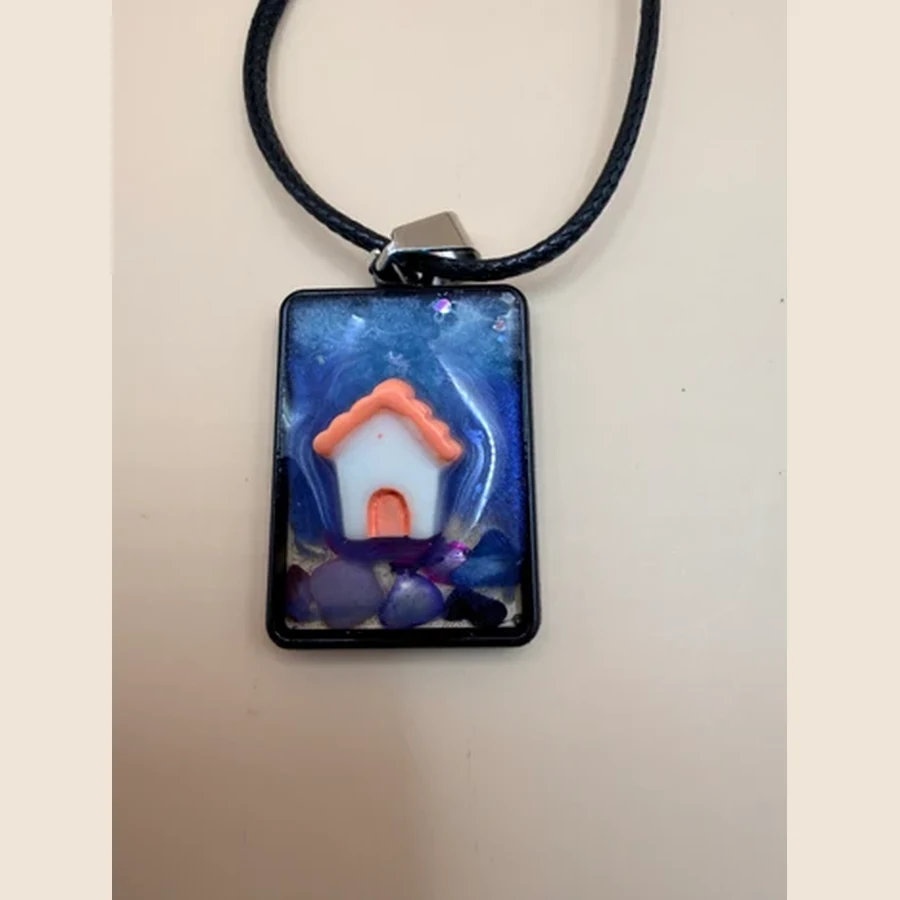 Deze handgemaakte ketting van By Jaike is een uniek sieraad met een persoonlijke en creatieve uitstraling. Geen massaproductie, maar een klein cadeautje met aandacht en liefde gemaakt. Perfect om zelf te dragen, maar ook superleuk om cadeau te geven aan iemand die je wilt verrassen. De ketting is mooi te combineren met verschillende outfits en geeft net dat beetje extra aan je look.