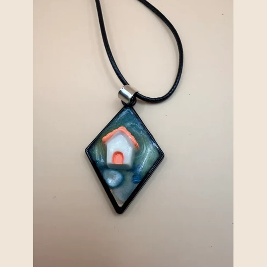 Deze handgemaakte ketting van By Jaike is een uniek sieraad met een persoonlijke en creatieve uitstraling. Geen massaproductie, maar een klein cadeautje met aandacht en liefde gemaakt. Perfect om zelf te dragen, maar ook superleuk om cadeau te geven aan iemand die je wilt verrassen. De ketting is mooi te combineren met verschillende outfits en geeft net dat beetje extra aan je look.