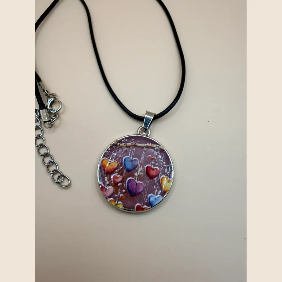 Deze handgemaakte ketting van By Jaike is een uniek sieraad met een persoonlijke en creatieve uitstraling. Geen massaproductie, maar een klein cadeautje met aandacht en liefde gemaakt. Perfect om zelf te dragen, maar ook superleuk om cadeau te geven aan iemand die je wilt verrassen. De ketting is mooi te combineren met verschillende outfits en geeft net dat beetje extra aan je look.