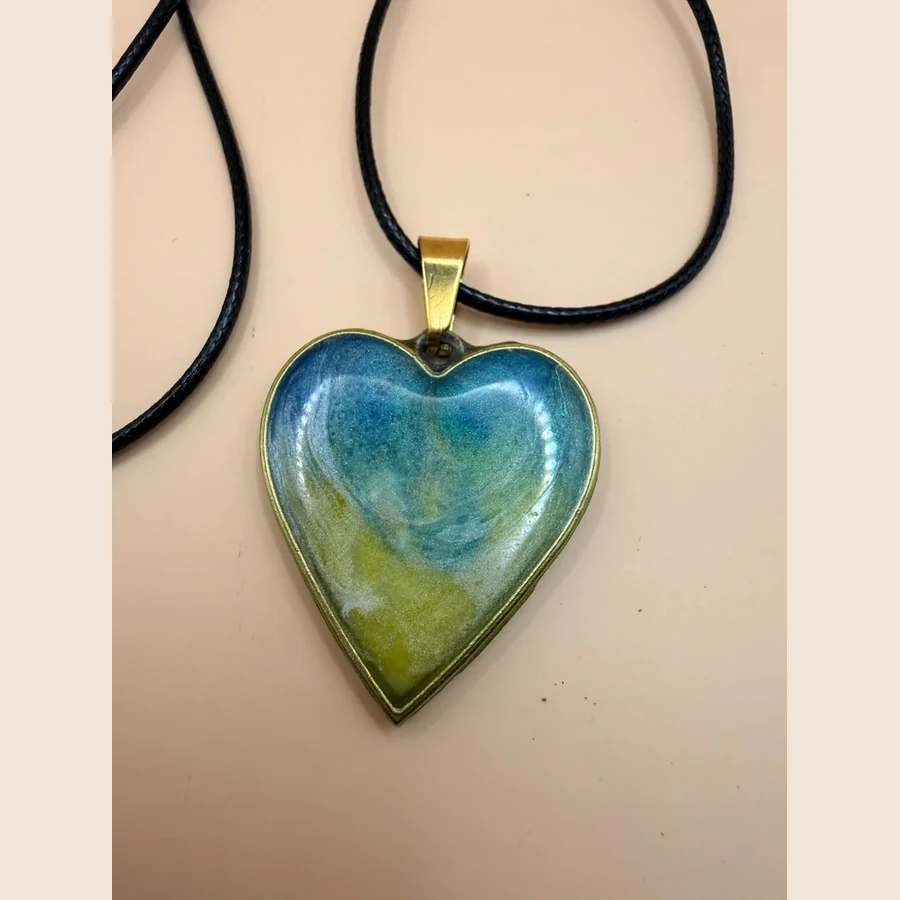 Deze handgemaakte ketting van By Jaike is een uniek sieraad met een persoonlijke en creatieve uitstraling. Geen massaproductie, maar een klein cadeautje met aandacht en liefde gemaakt. Perfect om zelf te dragen, maar ook superleuk om cadeau te geven aan iemand die je wilt verrassen. De ketting is mooi te combineren met verschillende outfits en geeft net dat beetje extra aan je look.