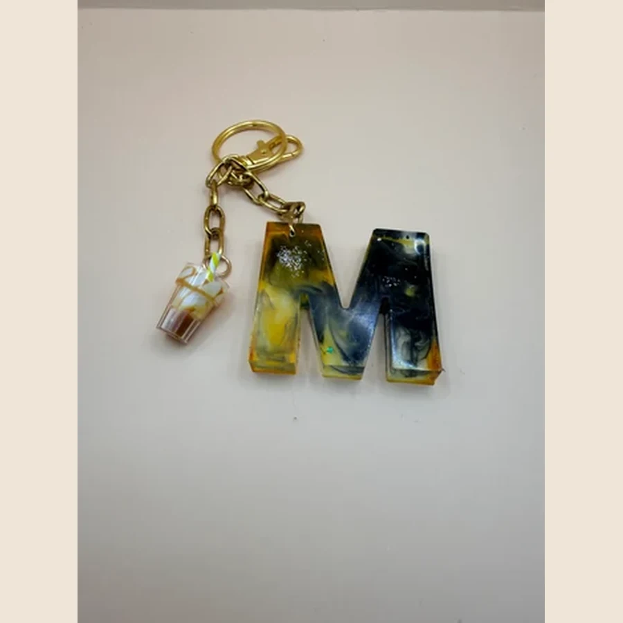 Leuke handgemaakte sleutelhanger met een letter naar keuze en een vrolijk bedeltje. Perfect als persoonlijk cadeautje voor aan je sleutelbos of tas.
