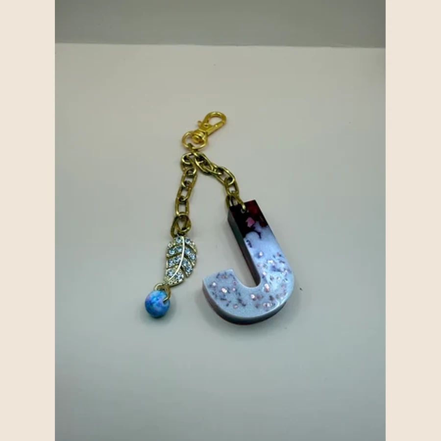 Leuke handgemaakte sleutelhanger met een letter naar keuze en een vrolijk bedeltje. Perfect als persoonlijk cadeautje voor aan je sleutelbos, tas of cadeauverpakking. Gepersonaliseerde sleutelhanger met letter en bedeltje. Maak je sleutelbos, tas of cadeau extra persoonlijk met deze handgemaakte sleutelhanger. De sleutelhanger wordt gemaakt met een letter naar keuze en een leuk bijpassend bedeltje.