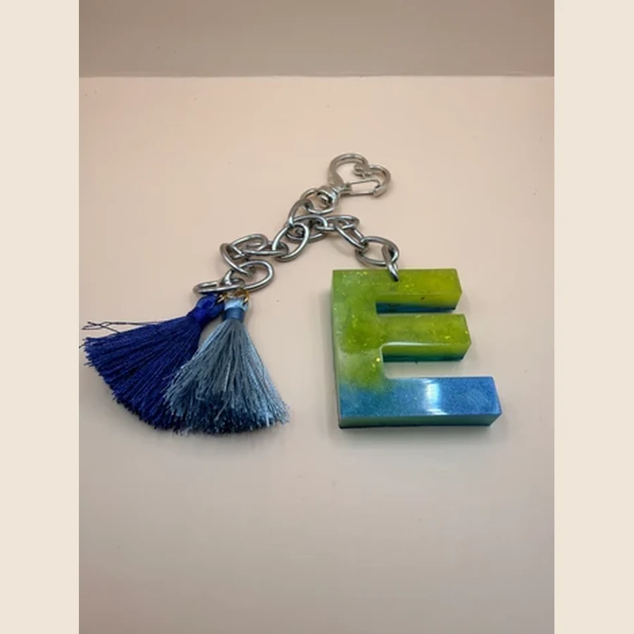 Leuke handgemaakte sleutelhanger met een letter naar keuze en een vrolijk bedeltje. Perfect als persoonlijk cadeautje voor aan je sleutelbos, tas of cadeauverpakking. Producttitel Gepersonaliseerde sleutelhanger met letter en bedeltje. Maak je sleutelbos, tas of cadeau extra persoonlijk met deze handgemaakte sleutelhanger. De sleutelhanger wordt gemaakt met een letter naar keuze en een leuk bijpassend bedeltje.