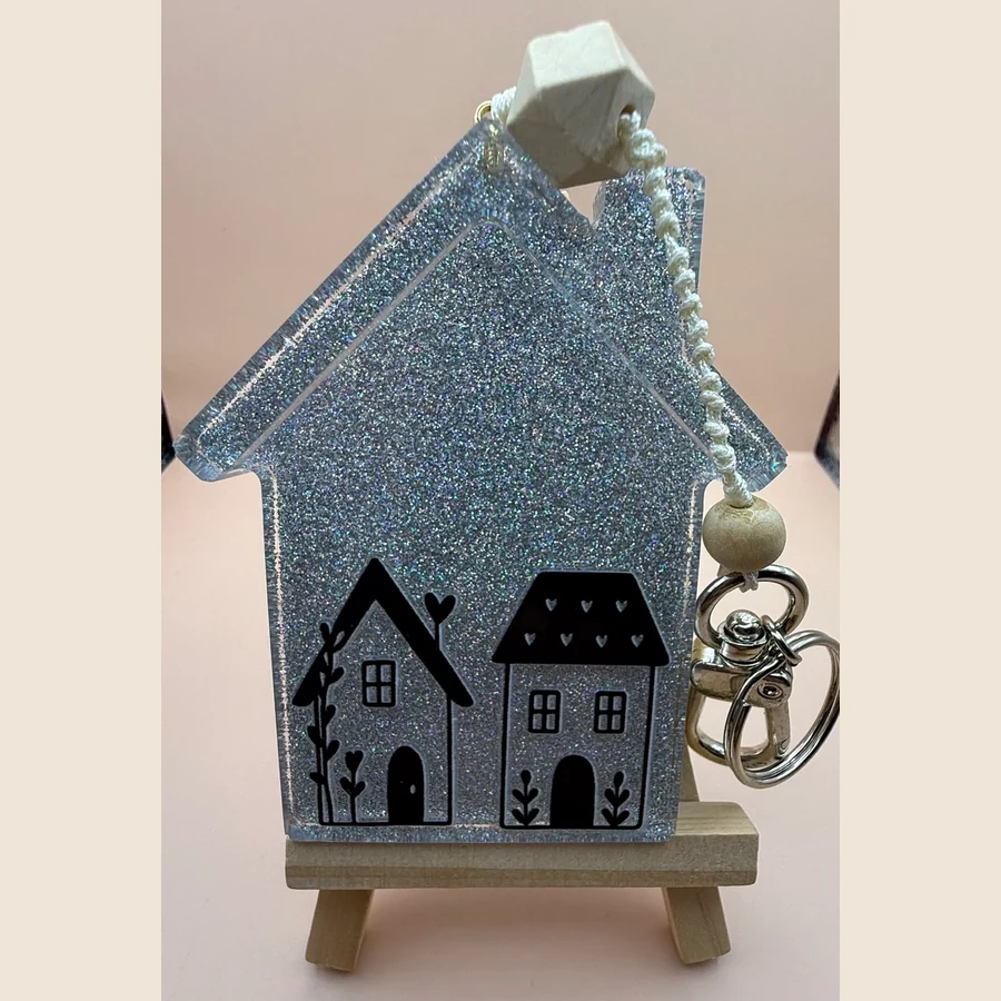 Ben je altijd je sleutels kwijt? Met deze sleutel hanger wordt dat vast veel beter! Huisje is 6 cm breed en 9,5 cm hoog