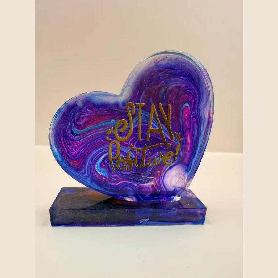 Dit handgemaakte decoratiehart met tekst is een mooi en persoonlijk cadeautje voor iemand die je lief is. Door de glanzende afwerking, speelse kleurpatronen en liefdevolle tekst is ieder hartje een uniek item. Leuk om neer te zetten op een kastje, bureau, nachtkastje of cadeauplankje. Ook heel geschikt als klein gebaar voor bijvoorbeeld een verjaardag, Moederdag, Valentijn, vriendschapscadeautje of gewoon zomaar.