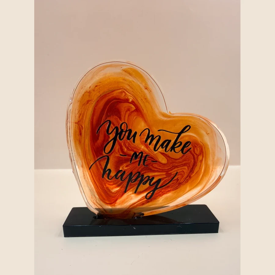 Dit handgemaakte decoratiehart met tekst is een mooi en persoonlijk cadeautje voor iemand die je lief is. Door de glanzende afwerking, speelse kleurpatronen en liefdevolle tekst is ieder hartje een uniek item. Leuk om neer te zetten op een kastje, bureau, nachtkastje of cadeauplankje. Ook heel geschikt als klein gebaar voor bijvoorbeeld een verjaardag, Moederdag, Valentijn, vriendschapscadeautje of gewoon zomaar.