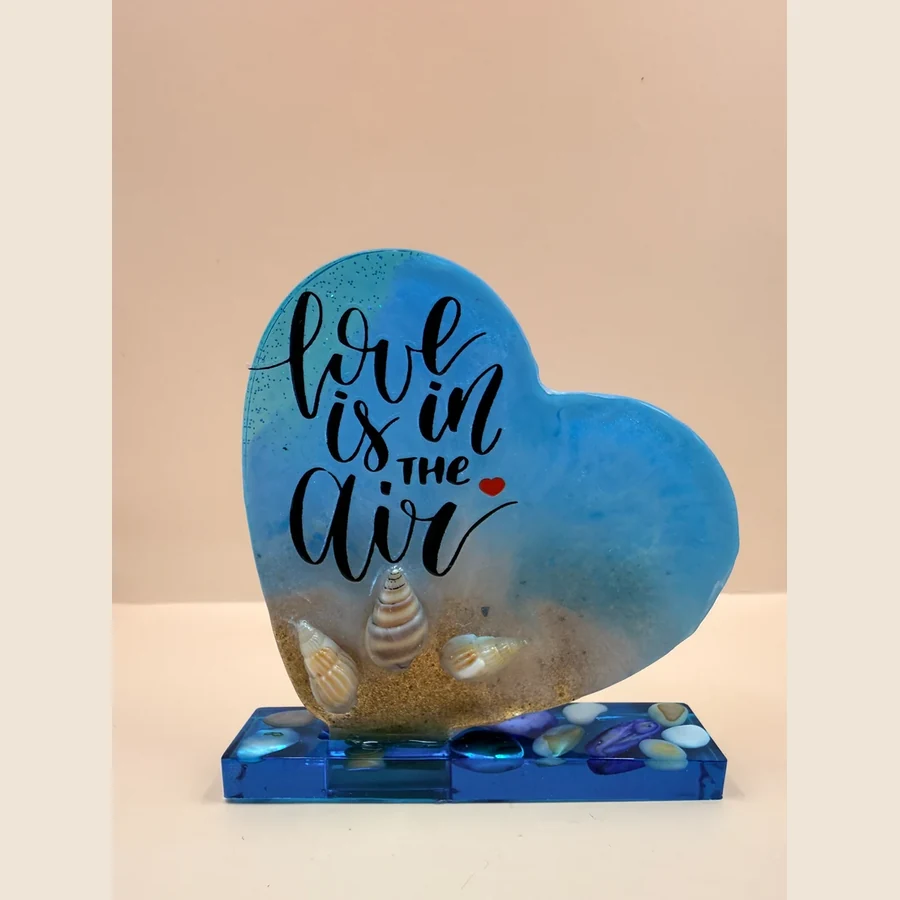 Dit handgemaakte decoratiehart met tekst is een mooi en persoonlijk cadeautje voor iemand die je lief is. Door de glanzende afwerking, speelse kleurpatronen en liefdevolle tekst is ieder hartje een uniek item. Leuk om neer te zetten op een kastje, bureau, nachtkastje of cadeauplankje. Ook heel geschikt als klein gebaar voor bijvoorbeeld een verjaardag, Moederdag, Valentijn, vriendschapscadeautje of gewoon zomaar.