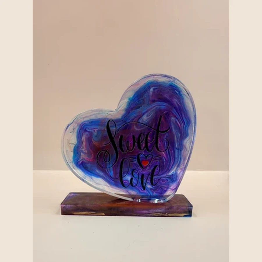 Dit handgemaakte decoratiehart met tekst is een mooi en persoonlijk cadeautje voor iemand die je lief is. Door de glanzende afwerking, speelse kleurpatronen en liefdevolle tekst is ieder hartje een uniek item. Leuk om neer te zetten op een kastje, bureau, nachtkastje of cadeauplankje. Ook heel geschikt als klein gebaar voor bijvoorbeeld een verjaardag, Moederdag, Valentijn, vriendschapscadeautje of gewoon zomaar.