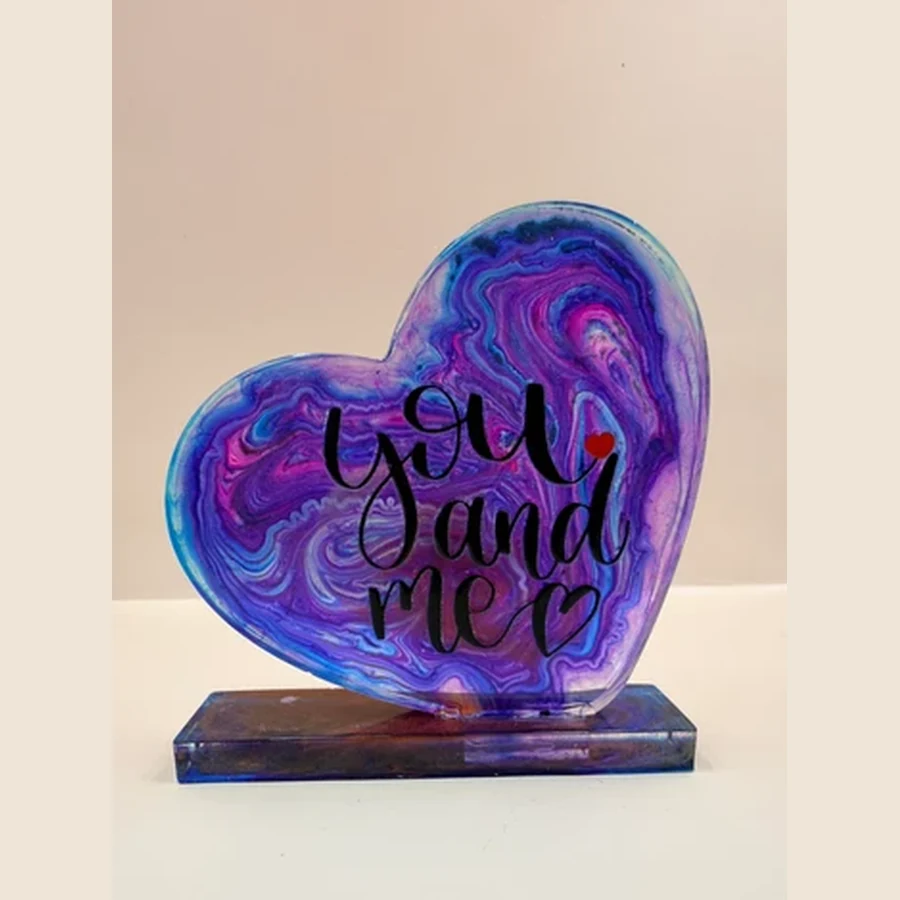 Dit handgemaakte decoratiehart met tekst is een mooi en persoonlijk cadeautje voor iemand die je lief is. Door de glanzende afwerking, speelse kleurpatronen en liefdevolle tekst is ieder hartje een uniek item. Leuk om neer te zetten op een kastje, bureau, nachtkastje of cadeauplankje. Ook heel geschikt als klein gebaar voor bijvoorbeeld een verjaardag, Moederdag, Valentijn, vriendschapscadeautje of gewoon zomaar.