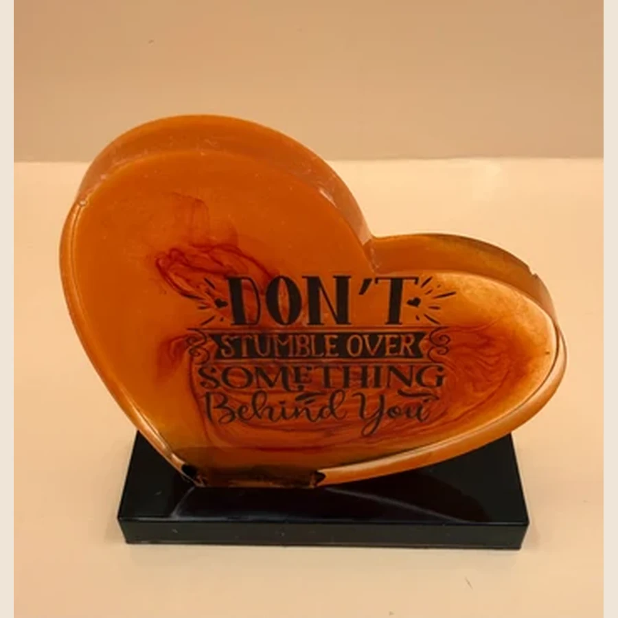 Dit handgemaakte decoratiehart met tekst is een mooi en persoonlijk cadeautje voor iemand die je lief is. Door de glanzende afwerking, speelse kleurpatronen en liefdevolle tekst is ieder hartje een uniek item. Leuk om neer te zetten op een kastje, bureau, nachtkastje of cadeauplankje. Ook heel geschikt als klein gebaar voor bijvoorbeeld een verjaardag, Moederdag, Valentijn, vriendschapscadeautje of gewoon zomaar.