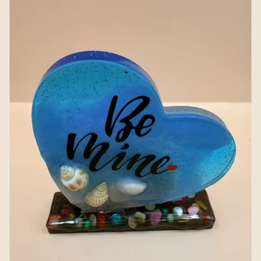 Dit handgemaakte decoratiehart met tekst is een mooi en persoonlijk cadeautje voor iemand die je lief is. Door de glanzende afwerking, speelse kleurpatronen en liefdevolle tekst is ieder hartje een uniek item. Leuk om neer te zetten op een kastje, bureau, nachtkastje of cadeauplankje. Ook heel geschikt als klein gebaar voor bijvoorbeeld een verjaardag, Moederdag, Valentijn, vriendschapscadeautje of gewoon zomaar.