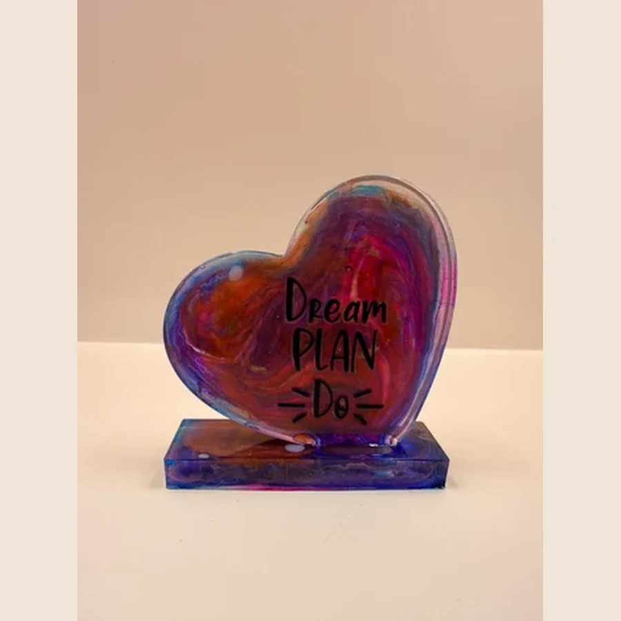 Dit handgemaakte decoratiehart met tekst is een mooi en persoonlijk cadeautje voor iemand die je lief is. Door de glanzende afwerking, speelse kleurpatronen en liefdevolle tekst is ieder hartje een uniek item. Leuk om neer te zetten op een kastje, bureau, nachtkastje of cadeauplankje. Ook heel geschikt als klein gebaar voor bijvoorbeeld een verjaardag, Moederdag, Valentijn, vriendschapscadeautje of gewoon zomaar.