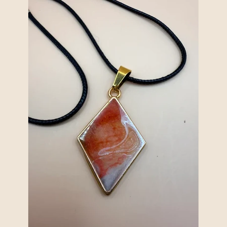 Shop een handgemaakte ketting van By Jaike. Een uniek en persoonlijk sieraad, met liefde gemaakt. Leuk voor jezelf of als origineel cadeautje. Deze handgemaakte ketting van By Jaike is een uniek sieraad met een persoonlijke en creatieve uitstraling. Geen massaproductie, maar een klein cadeautje met aandacht en liefde gemaakt. Perfect om zelf te dragen, maar ook superleuk om cadeau te geven aan iemand die je wilt verrassen.