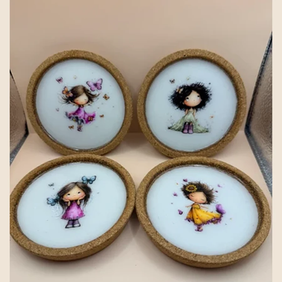 Shop handgemaakte onderzetters van By Jaike. Uniek, creatief en met liefde gemaakt. Leuk voor op tafel, als woondecoratie of origineel cadeautje. Korte omschrijving: Unieke handgemaakte onderzetters van By Jaike. Leuk voor thuis, op tafel of als persoonlijk cadeautje. Deze handgemaakte onderzetters van By Jaike zijn niet alleen handig, maar ook een leuke toevoeging aan je interieur.