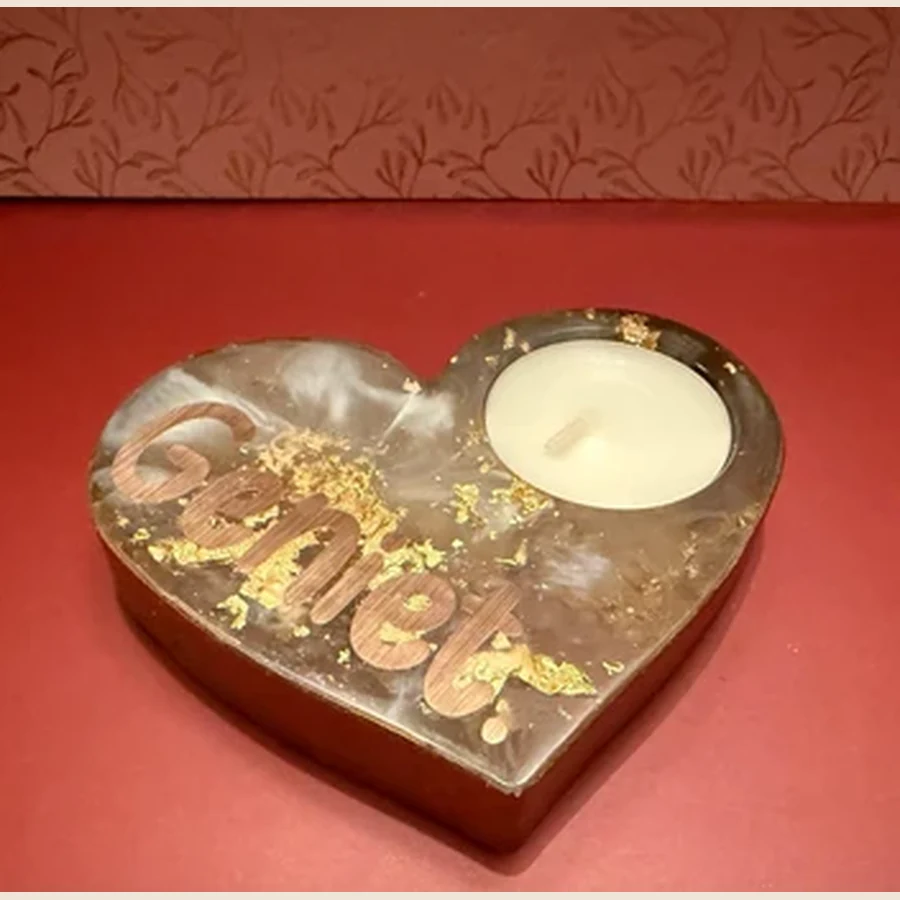 Mooi hart van Epoxy met goud vlokken erin verwerkt