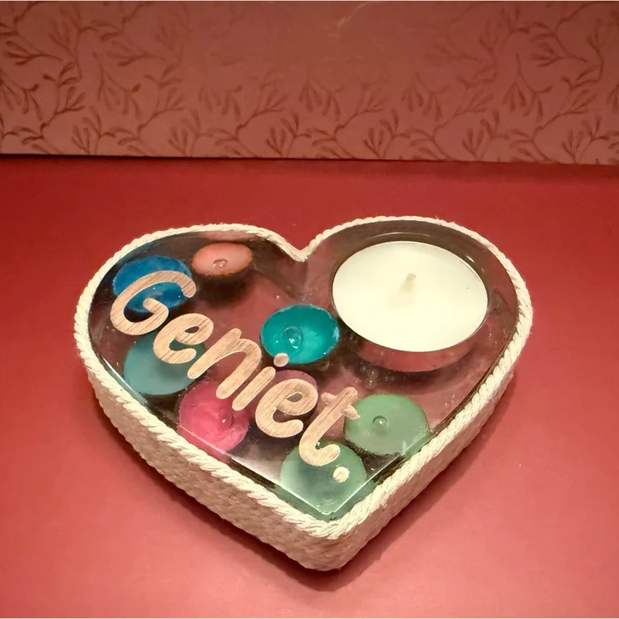Mooie waxine licht houder van epoxy. Binnenin zie je gekleurde eikel kapjes. Afgewerkt met tekst en macramé draad. Staat sfeervol op tafel