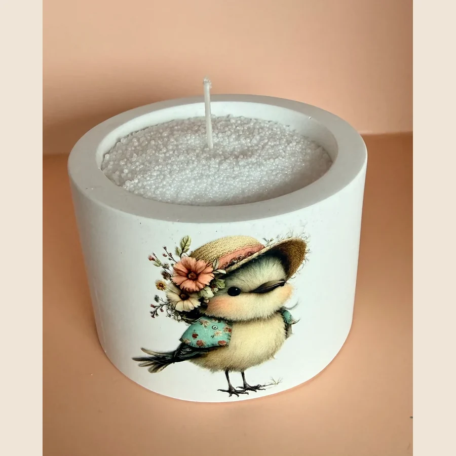 Leuk houdertje gemaakt van Resin 200 dat is net wat sterker dan gips. 8cm breed en 5,5cm hoog. Gevuld met kaarszand