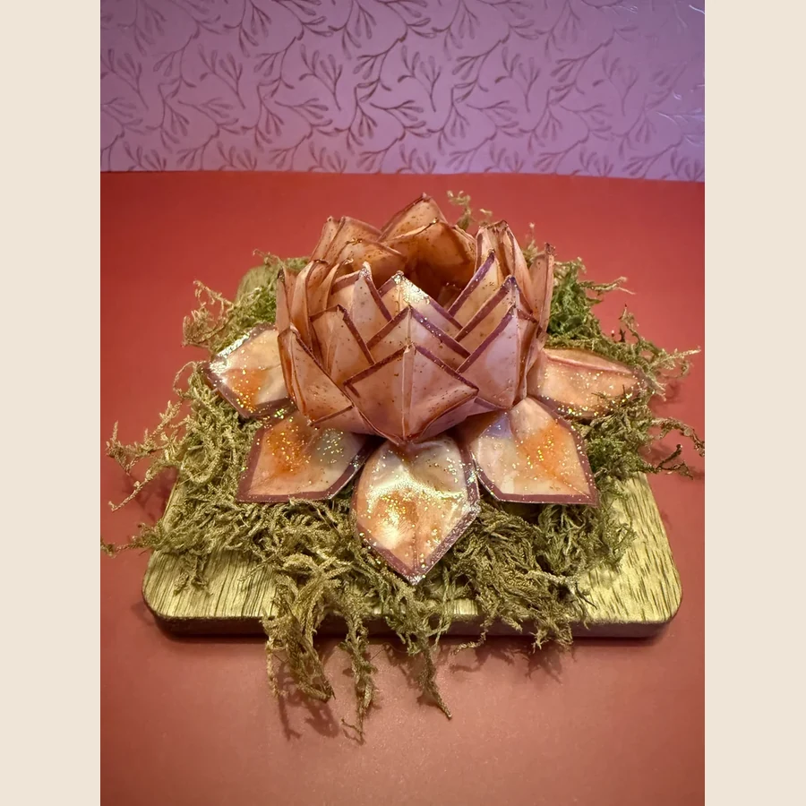Oud roze lotusbloem met burgendy randen op een bedje van mos. De bloem is gemaakt van papier met een laagje epoxy. Het is op een houten bordje geplakt met een afmeting van 10 cm x 10 cm. Inclusief lampje