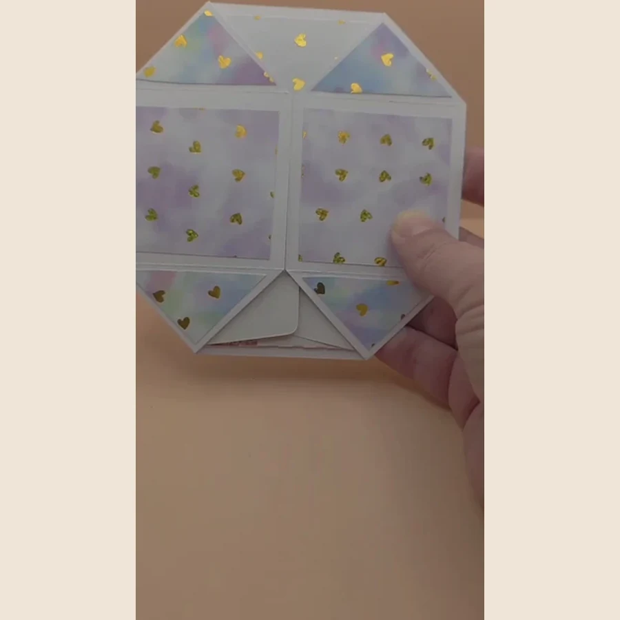 Een speelse handgemaakte kaart die steeds opnieuw openvouwt en telkens een nieuw vlak laat zien. Leuk als persoonlijk en verrassend cadeautje.