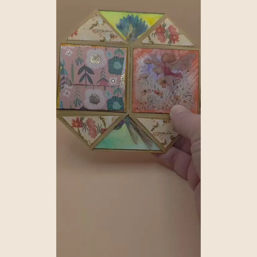 Een speelse handgemaakte kaart die steeds opnieuw openvouwt en telkens een nieuw vlak laat zien. Leuk als persoonlijk en verrassend cadeautje.