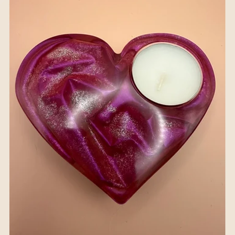 Een handgemaakte lichthouder met een decoratieve uitstraling. Mooi als sfeervol accent op tafel, een kastje of in een gezellige hoek.