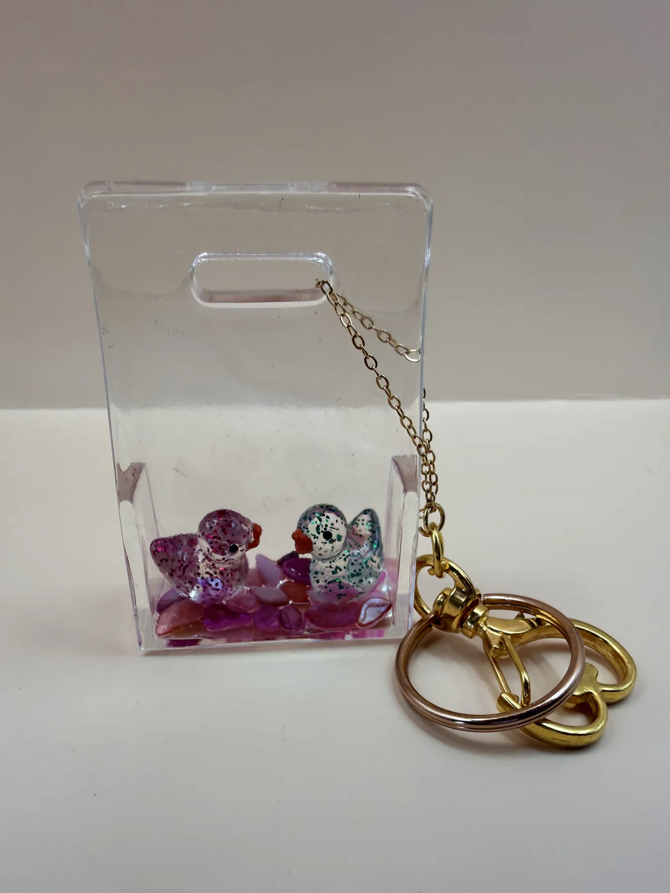 Handgemaakte sleutelhanger met miniatuurwereld