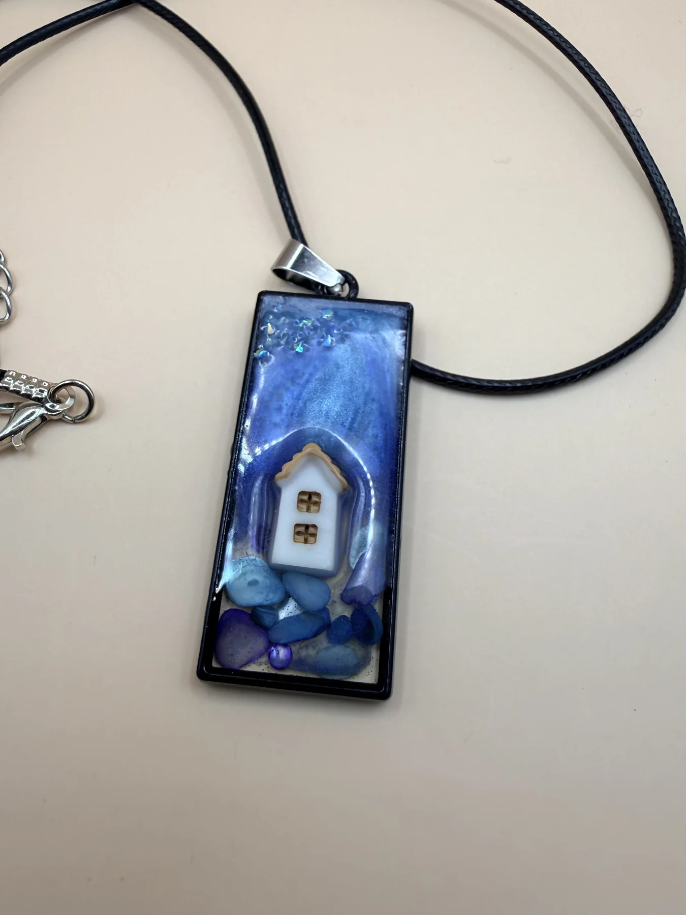 Handgemaakte ketting met miniatuurhuisje
